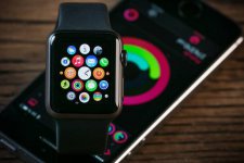 apple-watch-iphone-se-sign.jpg