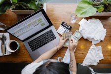 Waitress-Counting-Money.jpg